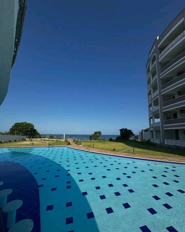Beachside 2BR with Pool, Gym & Ocean Access - Nyali
