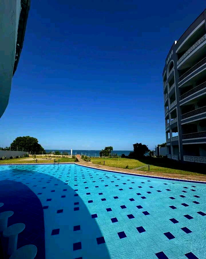 Beachside 2BR with Pool, Gym & Ocean Access - Nyali