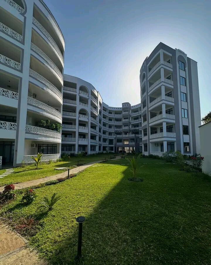 Beachside 2BR with Pool, Gym & Ocean Access - Nyali