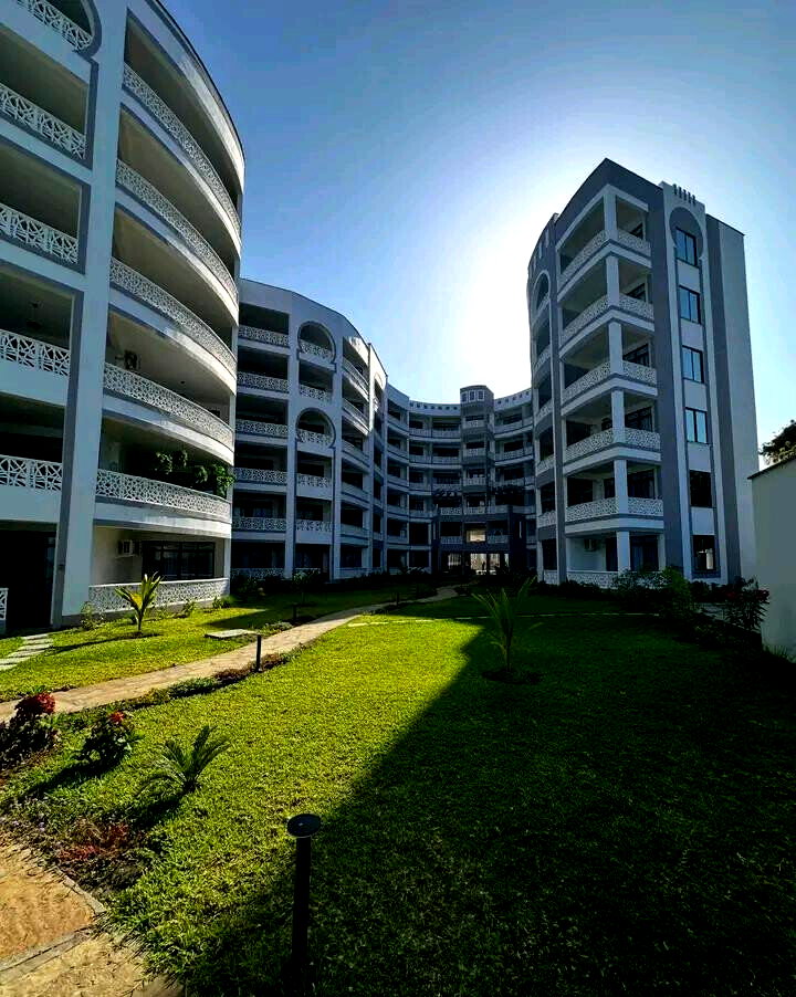 Beachside 2BR with Pool, Gym & Ocean Access - Nyali