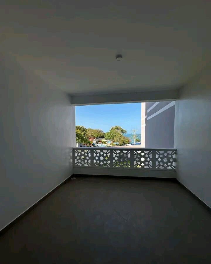 Beachside 2BR with Pool, Gym & Ocean Access - Nyali