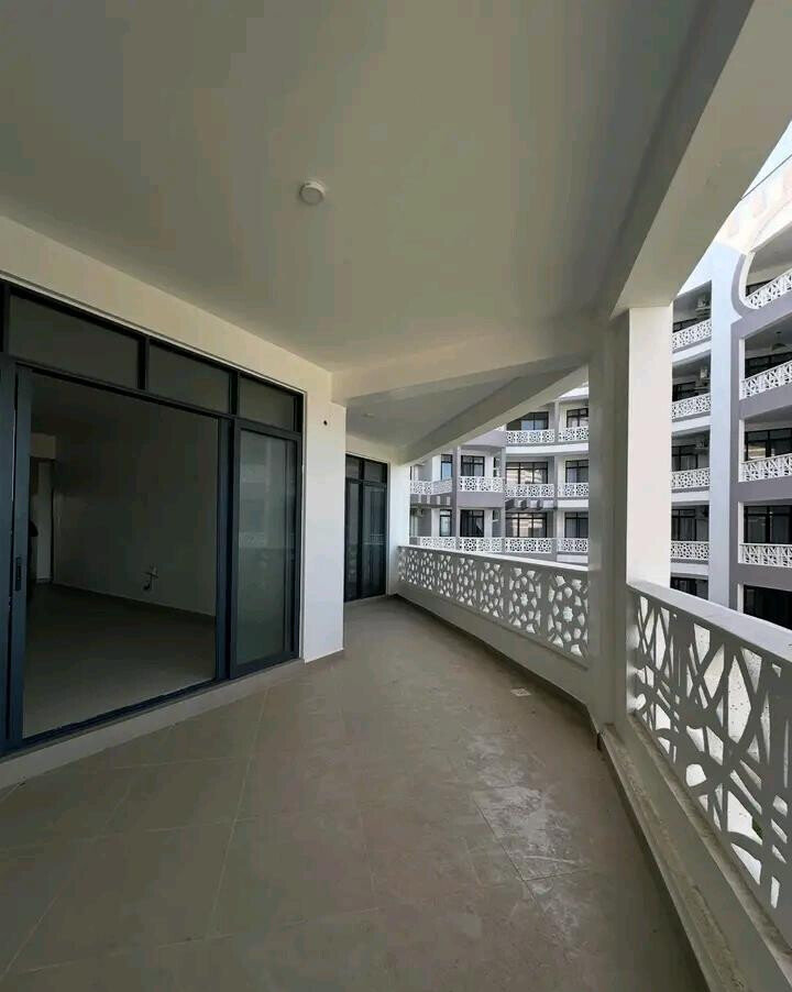 Beachside 2BR with Pool, Gym & Ocean Access - Nyali