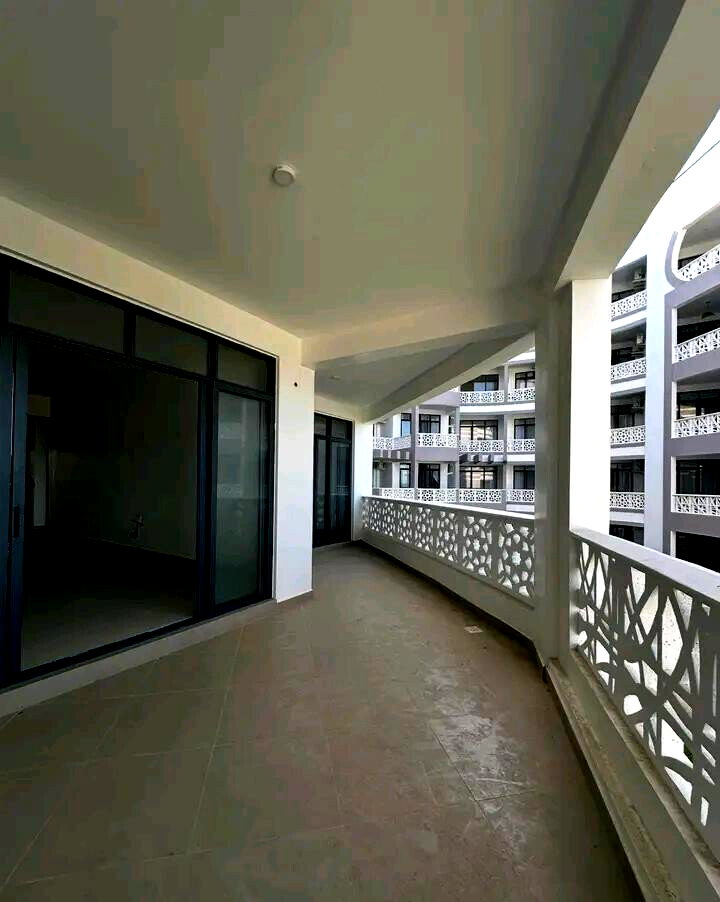 Beachside 2BR with Pool, Gym & Ocean Access - Nyali