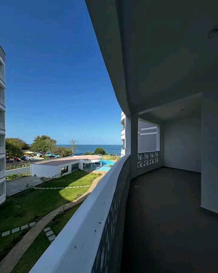 Beachside 2BR with Pool, Gym & Ocean Access - Nyali
