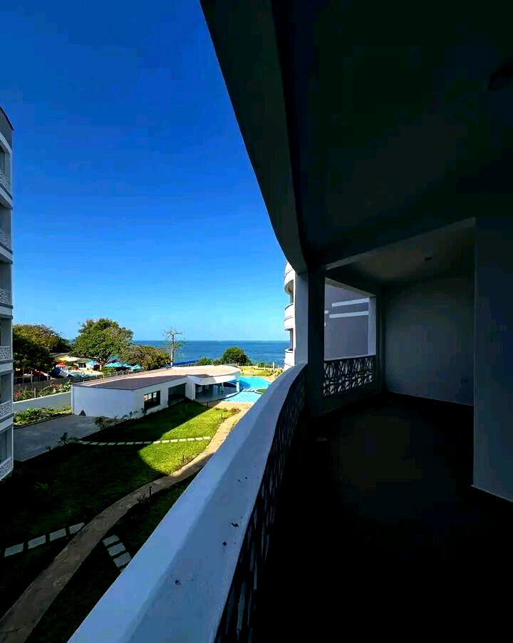Beachside 2BR with Pool, Gym & Ocean Access - Nyali