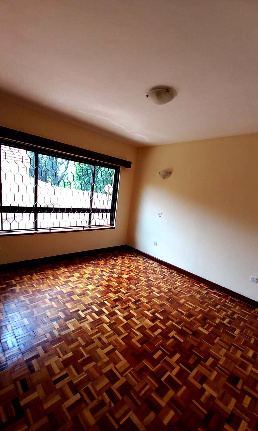 5-Bed Maisonette with Fireplace & Study - Lavington Gated Community