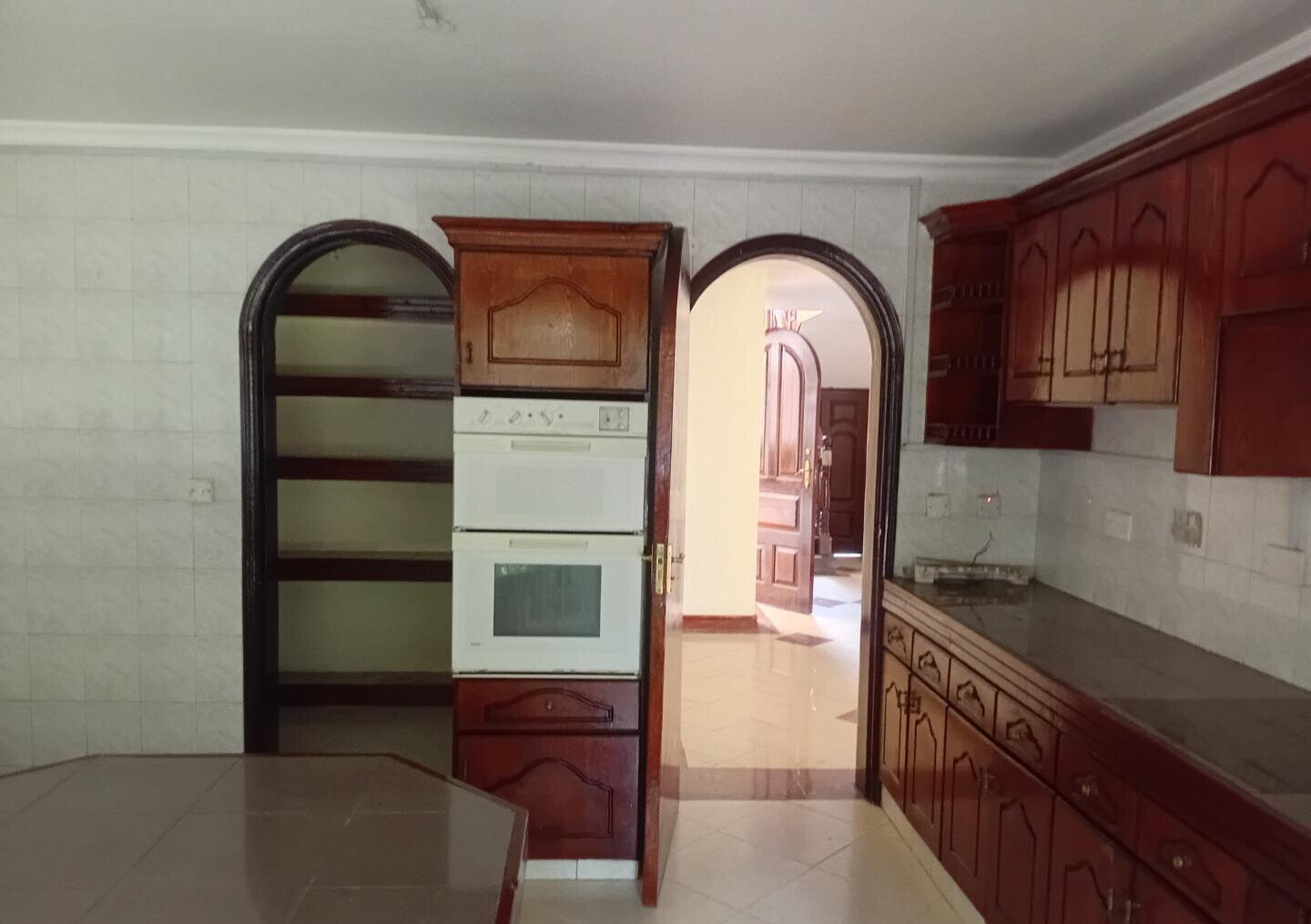 Executive 5BR Townhouse with DSQ & Spacious Backyard – Riverside