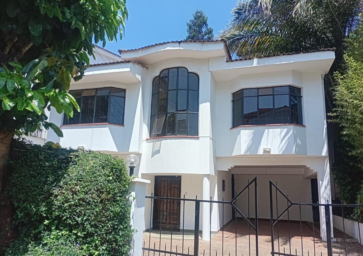 Executive 5BR Townhouse with DSQ & Spacious Backyard – Riverside