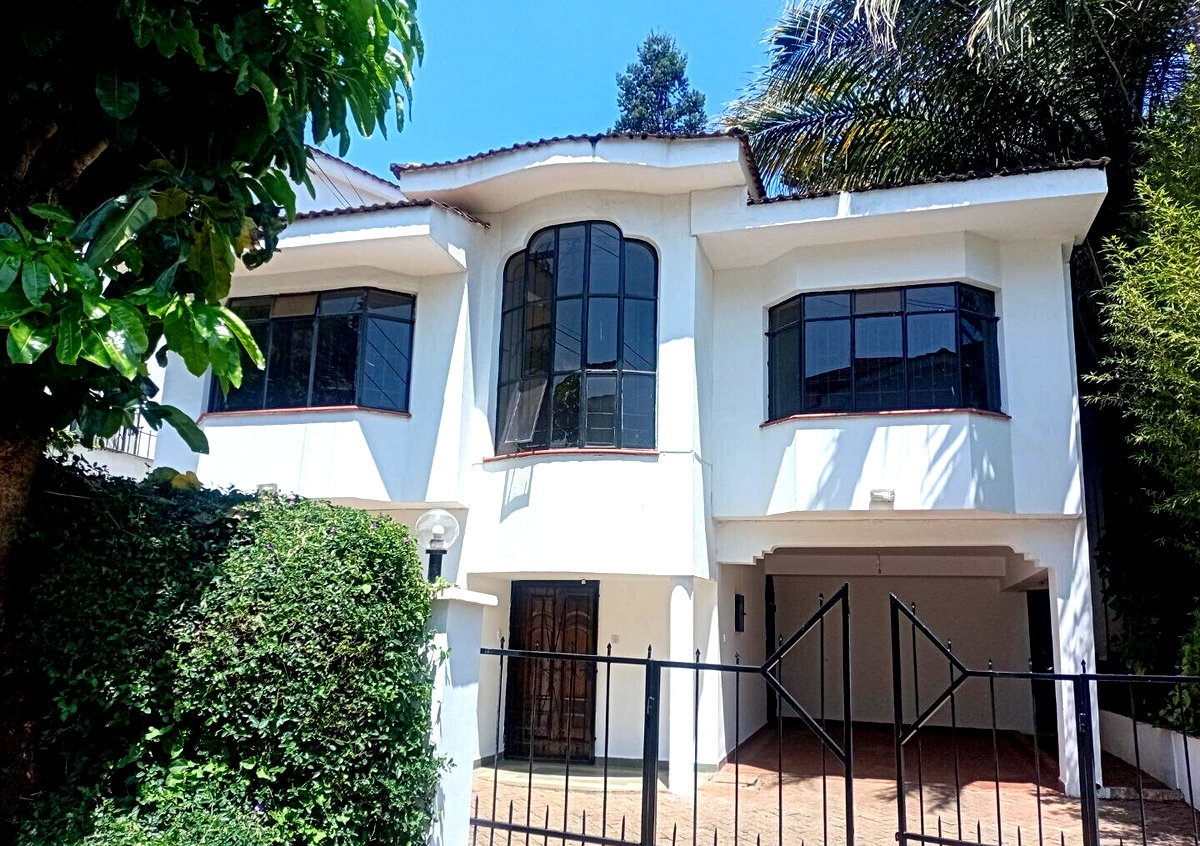 Executive 5BR Townhouse with DSQ & Spacious Backyard – Riverside