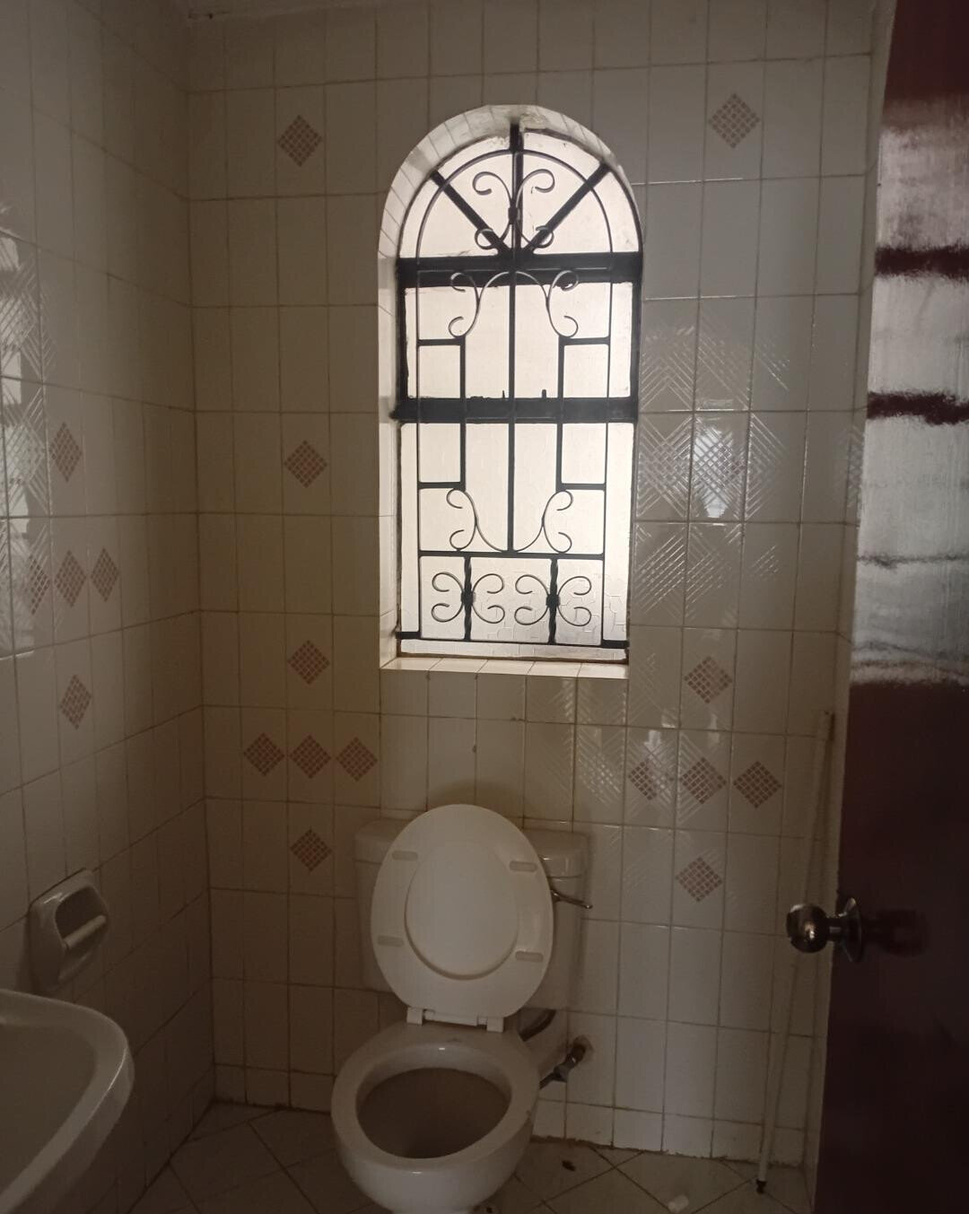 Executive 5BR Townhouse with DSQ & Spacious Backyard – Riverside