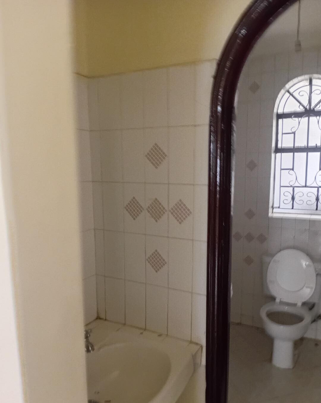 Executive 5BR Townhouse with DSQ & Spacious Backyard – Riverside