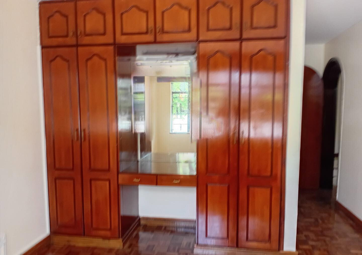 Executive 5BR Townhouse with DSQ & Spacious Backyard – Riverside