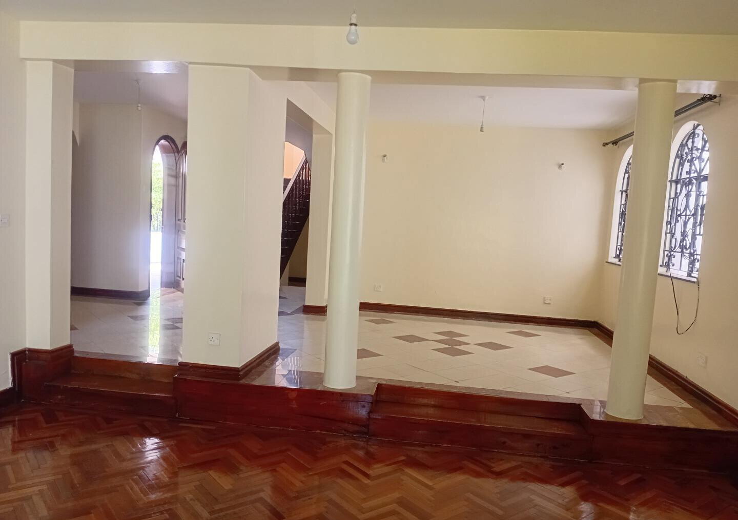 Executive 5BR Townhouse with DSQ & Spacious Backyard – Riverside