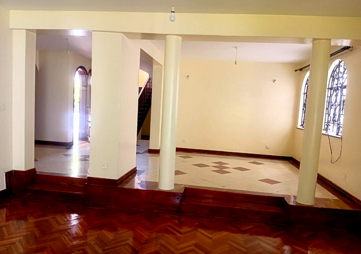 Executive 5BR Townhouse with DSQ & Spacious Backyard – Riverside