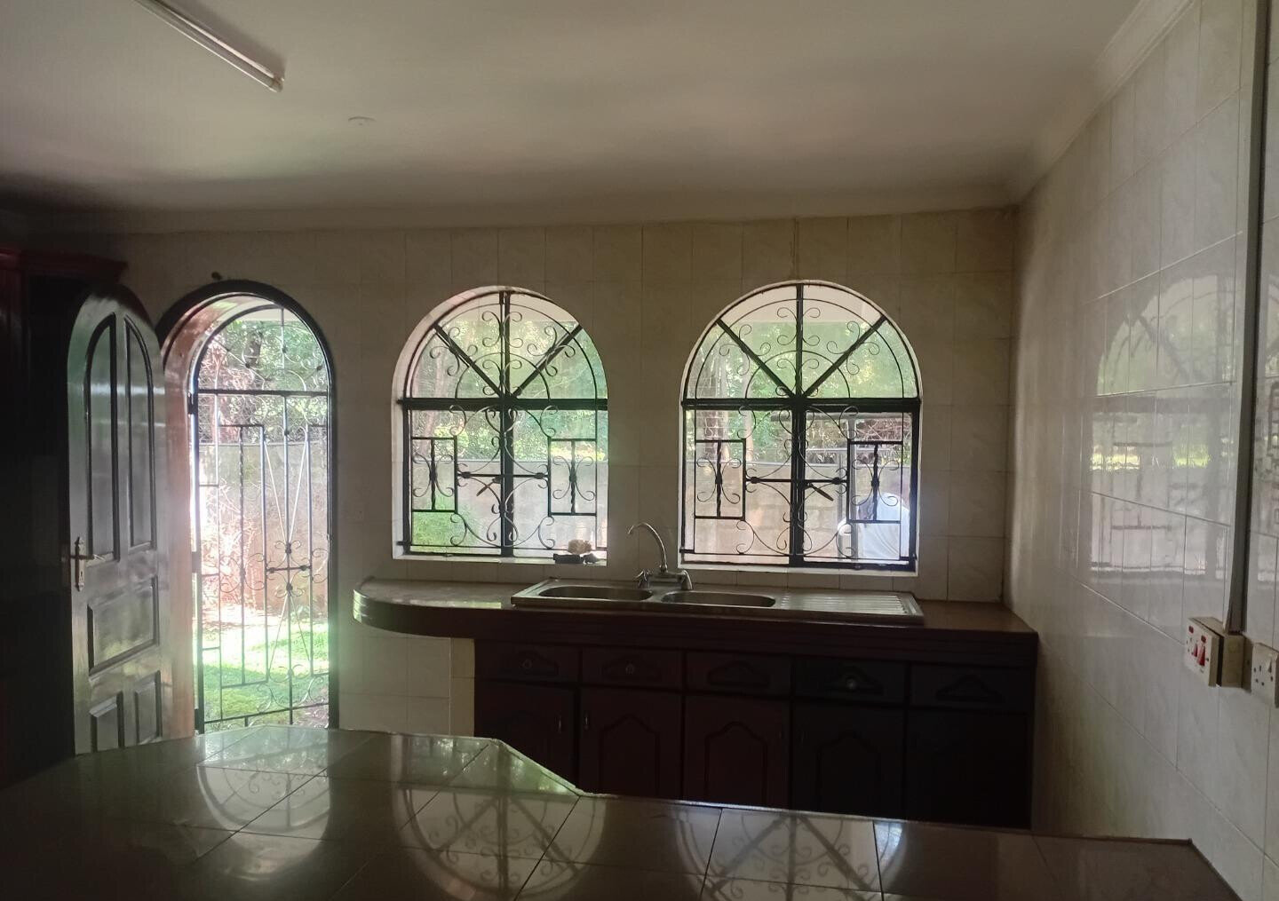 Executive 5BR Townhouse with DSQ & Spacious Backyard – Riverside