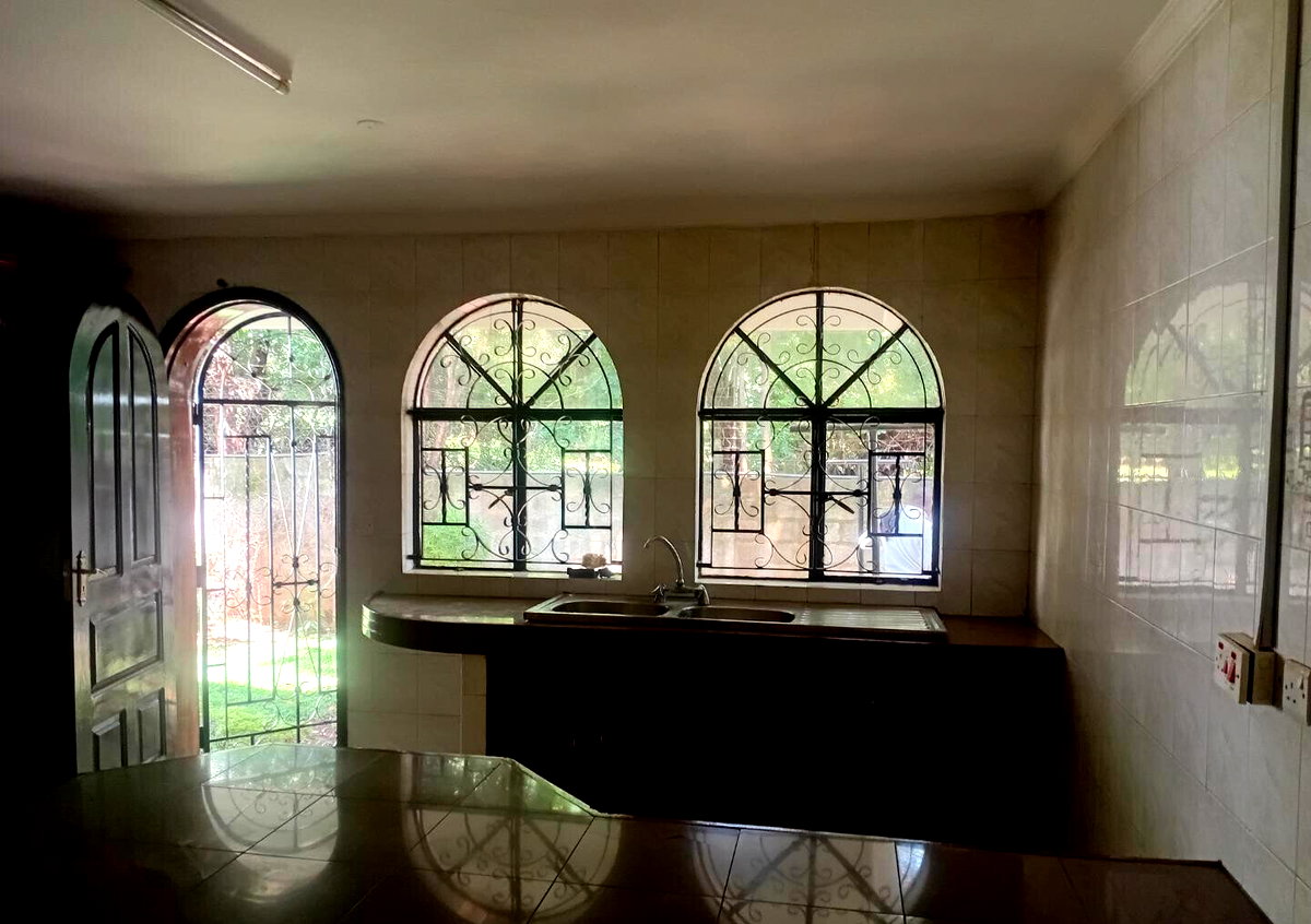 Executive 5BR Townhouse with DSQ & Spacious Backyard – Riverside