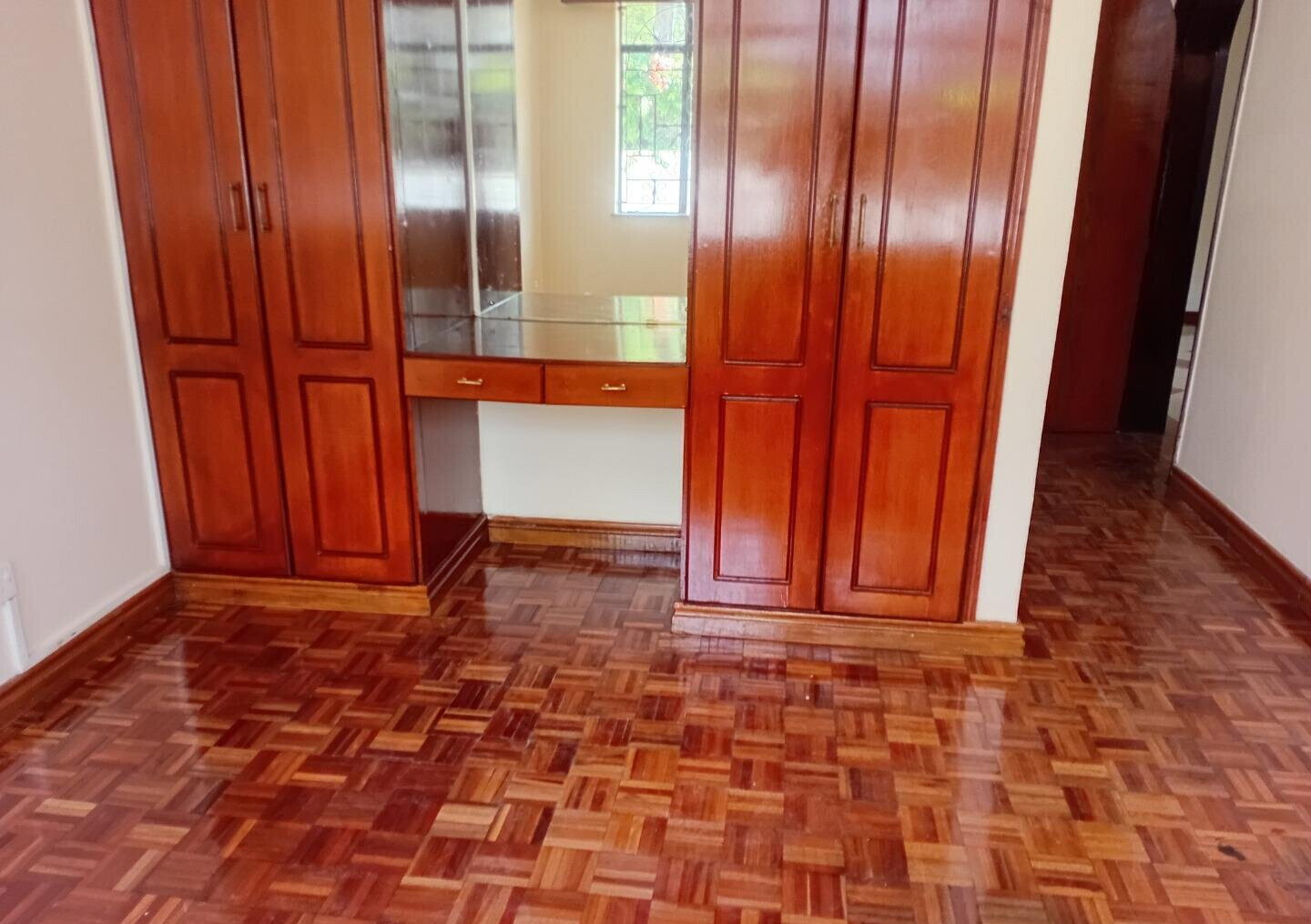 Executive 5BR Townhouse with DSQ & Spacious Backyard – Riverside
