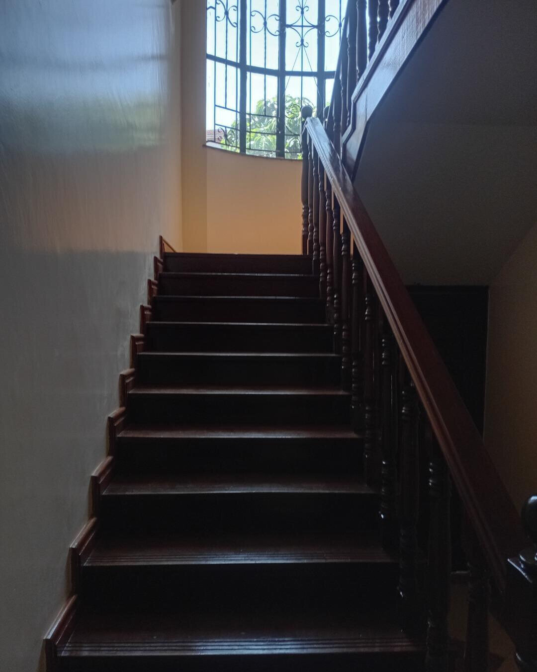 Executive 5BR Townhouse with DSQ & Spacious Backyard – Riverside