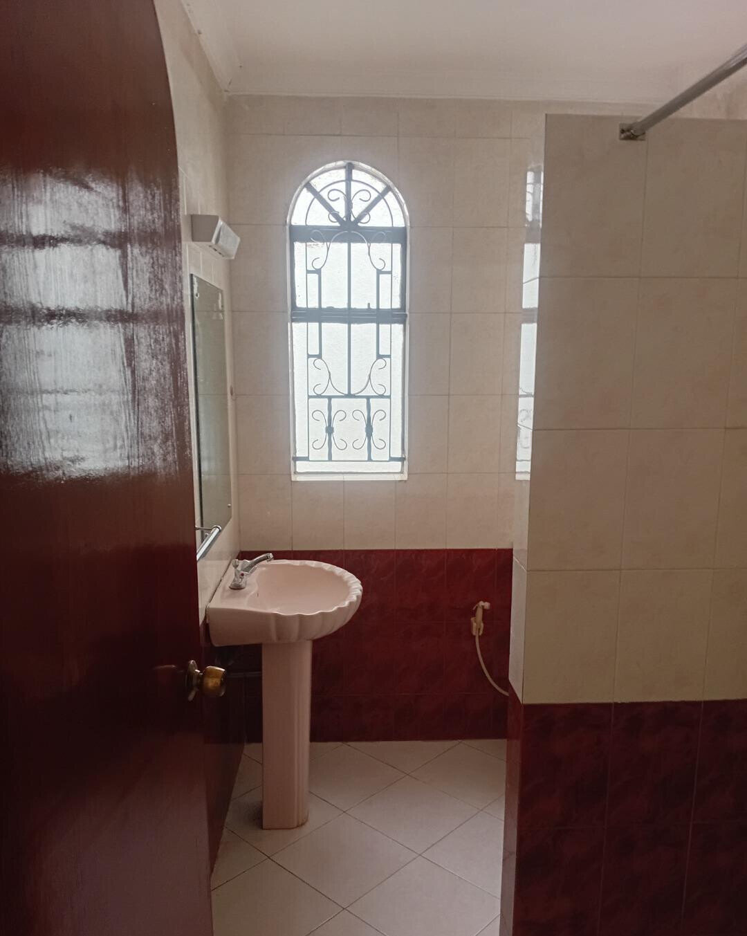 Executive 5BR Townhouse with DSQ & Spacious Backyard – Riverside