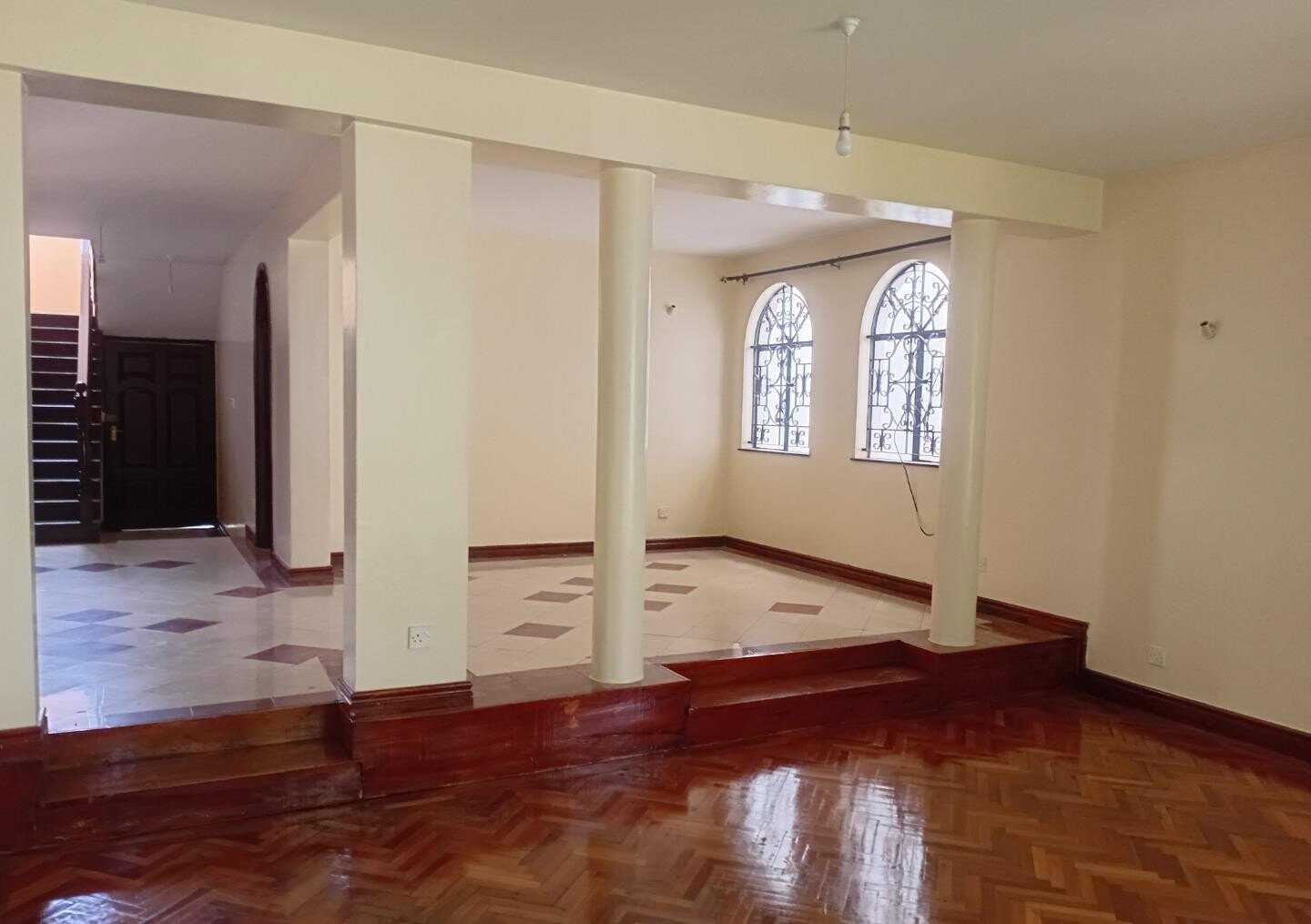 Executive 5BR Townhouse with DSQ & Spacious Backyard – Riverside