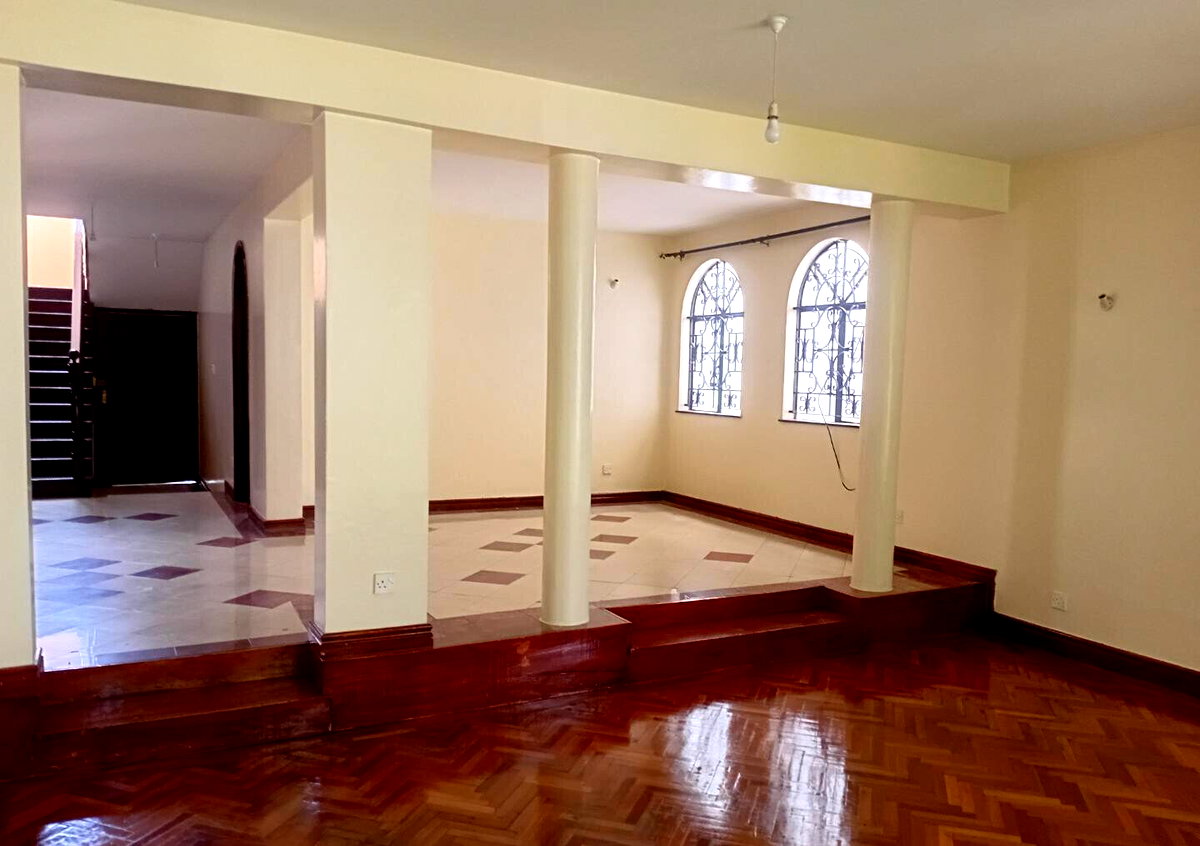 Executive 5BR Townhouse with DSQ & Spacious Backyard – Riverside