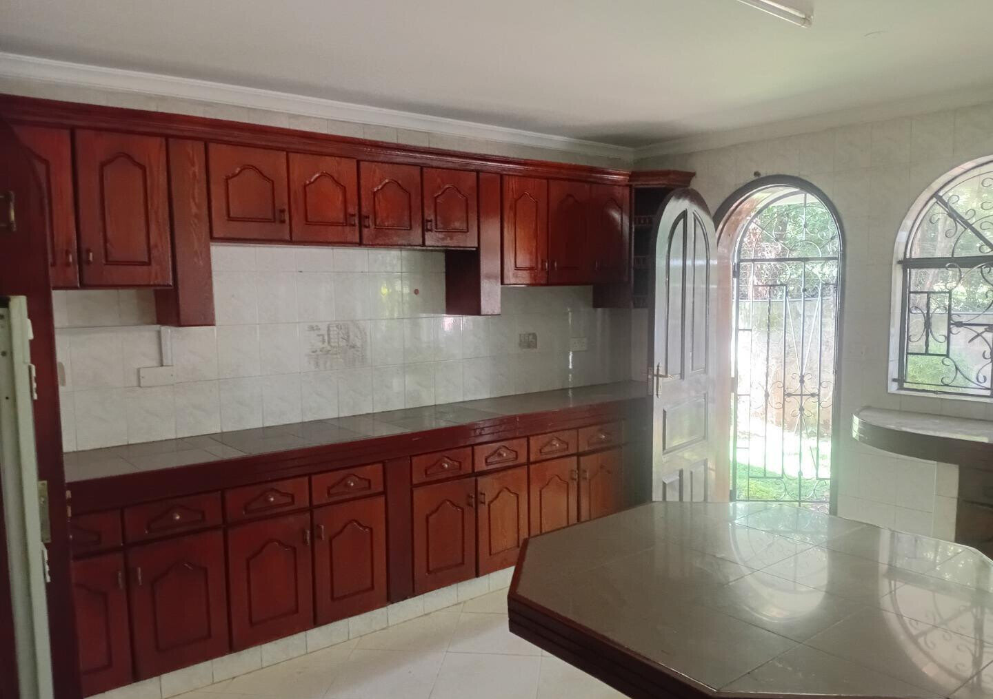Executive 5BR Townhouse with DSQ & Spacious Backyard – Riverside