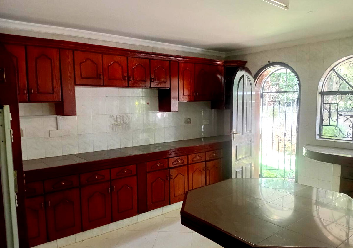 Executive 5BR Townhouse with DSQ & Spacious Backyard – Riverside