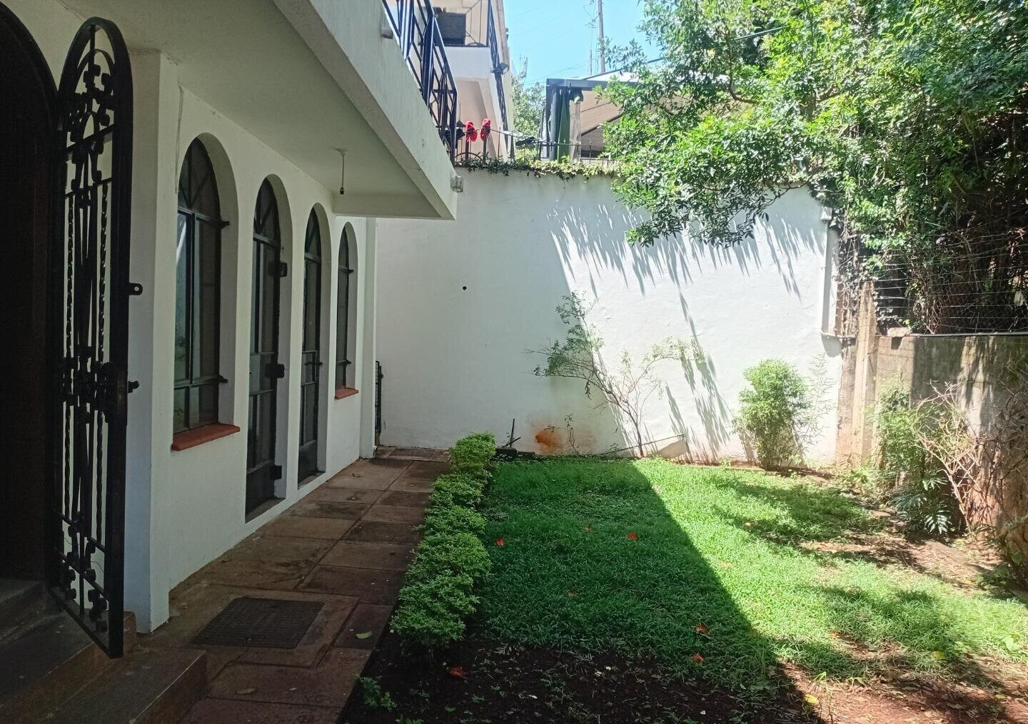 Executive 5BR Townhouse with DSQ & Spacious Backyard – Riverside