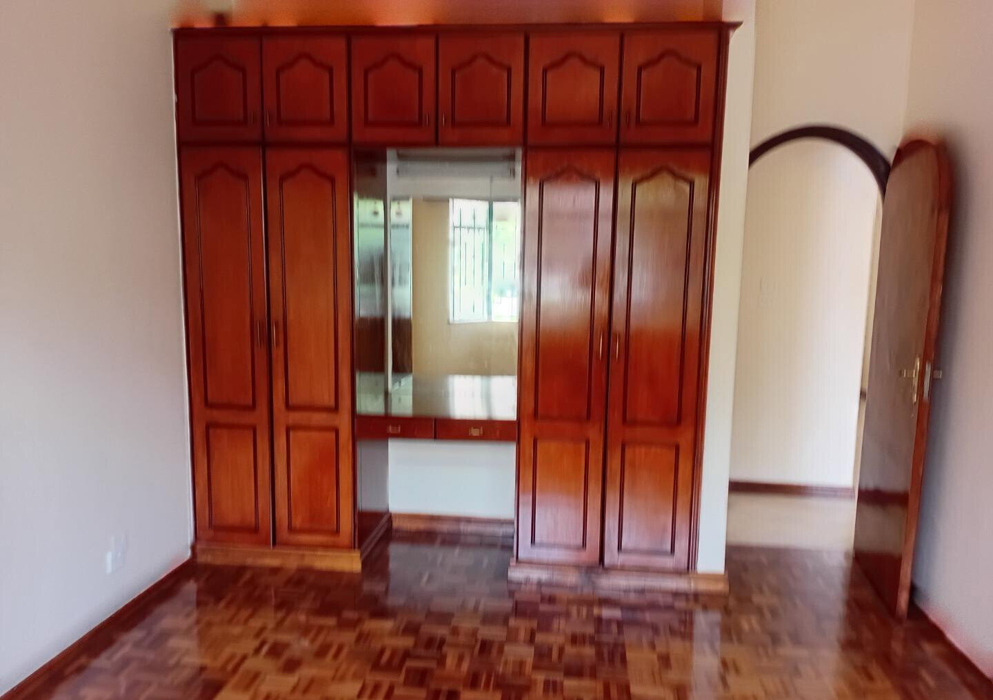 Executive 5BR Townhouse with DSQ & Spacious Backyard – Riverside