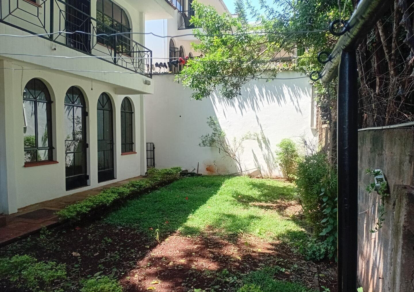 Executive 5BR Townhouse with DSQ & Spacious Backyard – Riverside