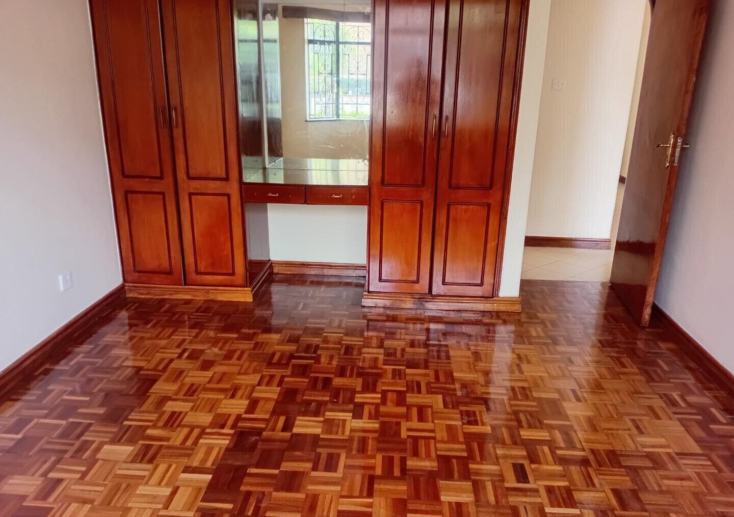 Executive 5BR Townhouse with DSQ & Spacious Backyard – Riverside