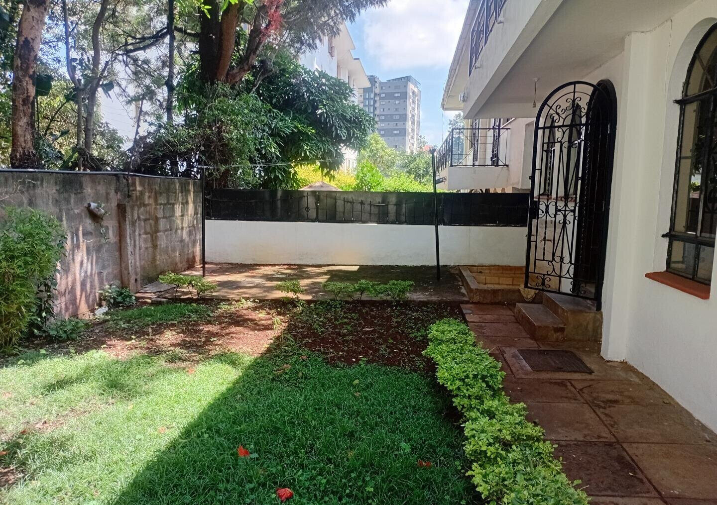 Executive 5BR Townhouse with DSQ & Spacious Backyard – Riverside