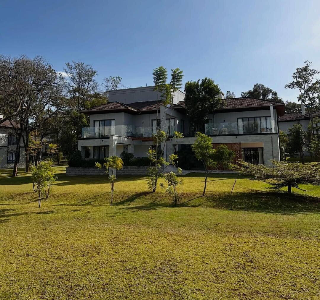 5-Ensuite Townhouse with Clubhouse & Gym on Half-Acre – Karen