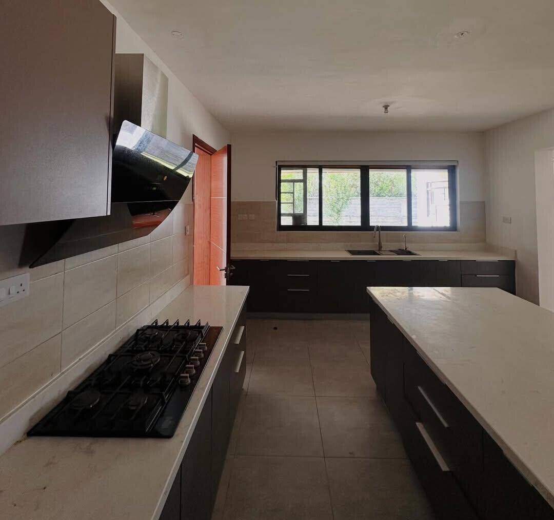 5-Ensuite Townhouse with Clubhouse & Gym on Half-Acre – Karen