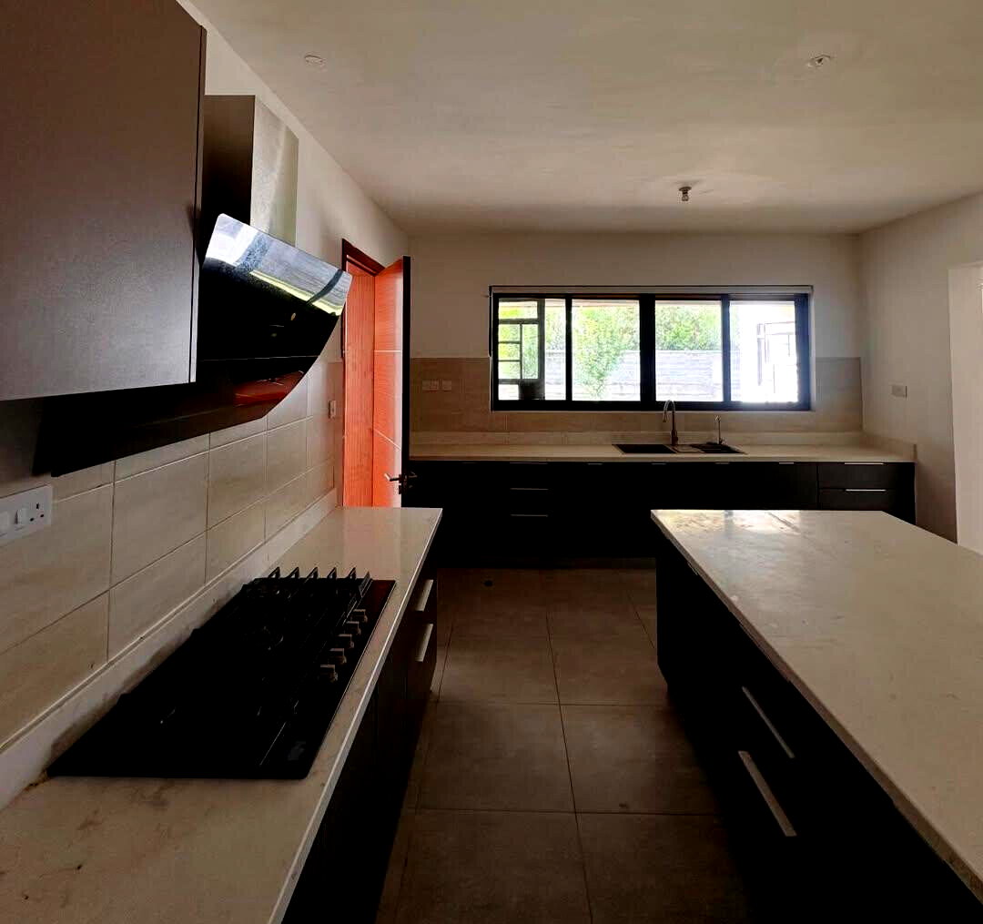 5-Ensuite Townhouse with Clubhouse & Gym on Half-Acre – Karen