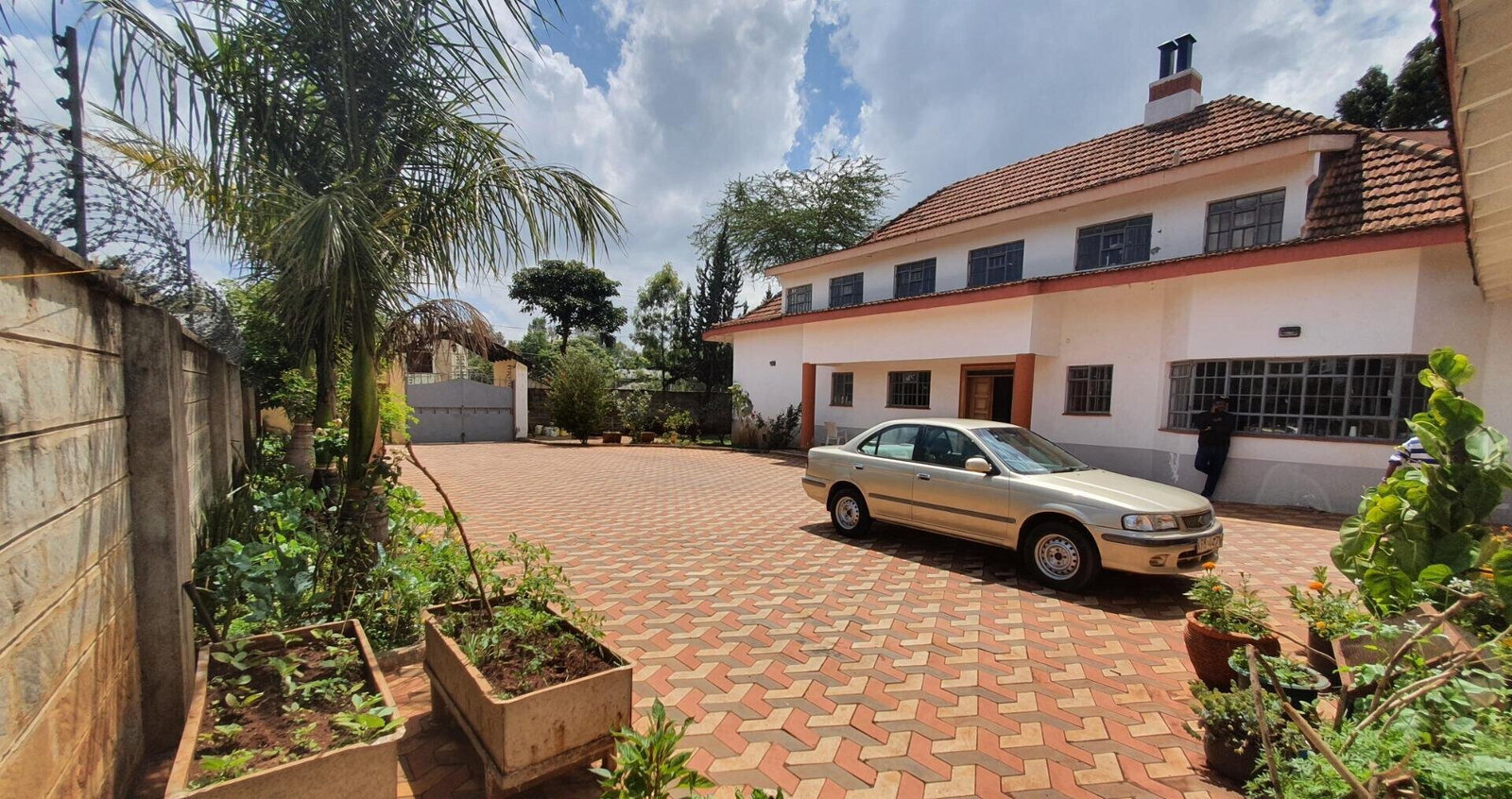 6-Ensuite Townhouse with Double-Height Living & Fireplace – Karen