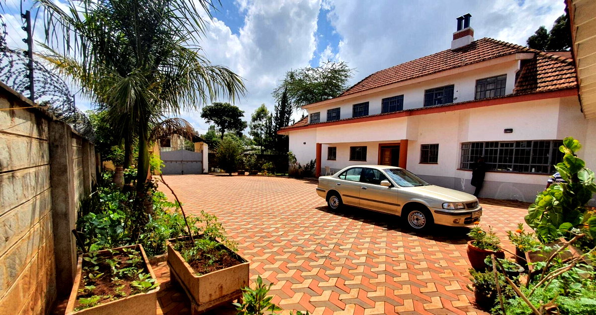6-Ensuite Townhouse with Double-Height Living & Fireplace – Karen