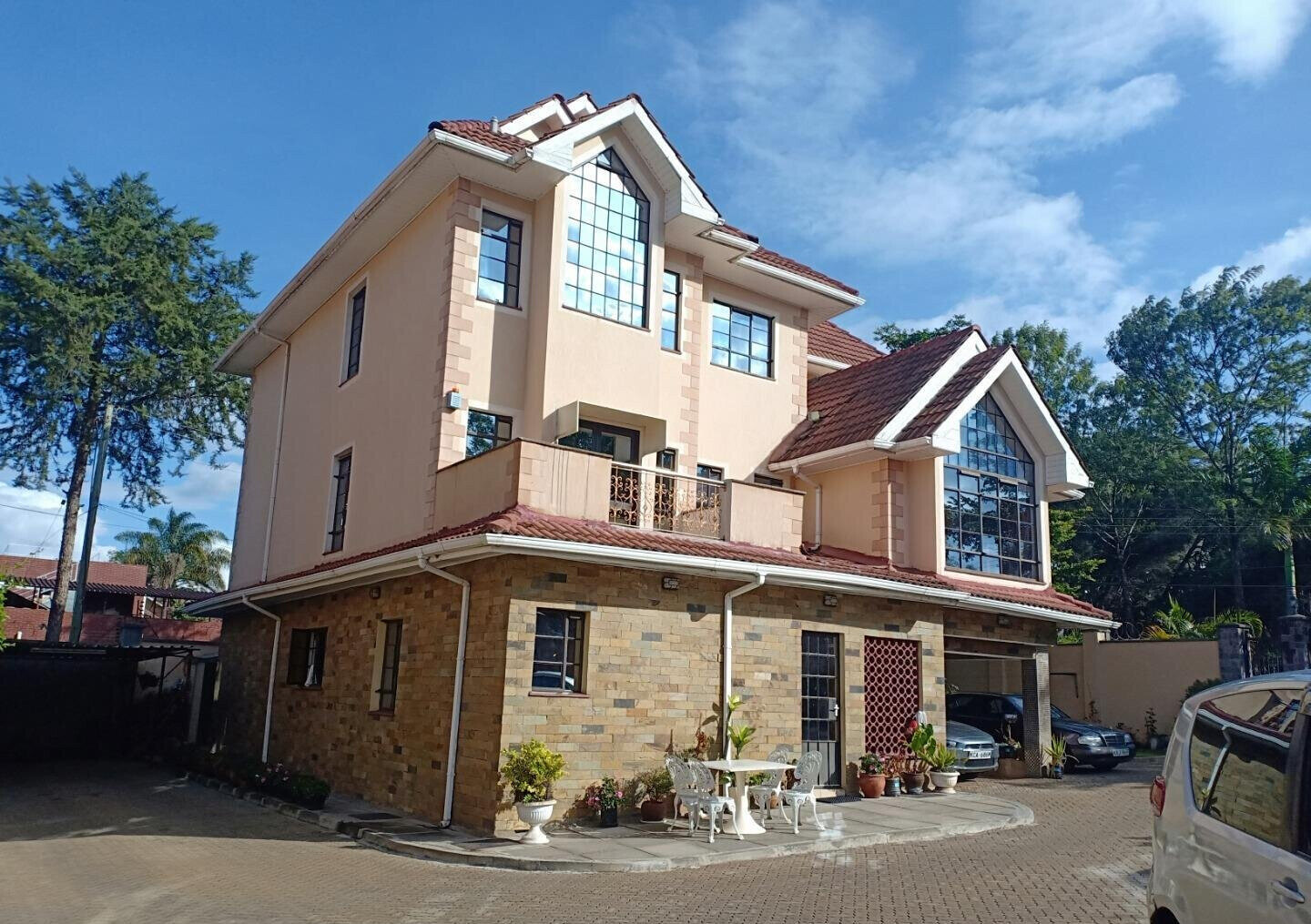 5-Bed Townhouse with Prayer Room & Mature Garden - Lavington