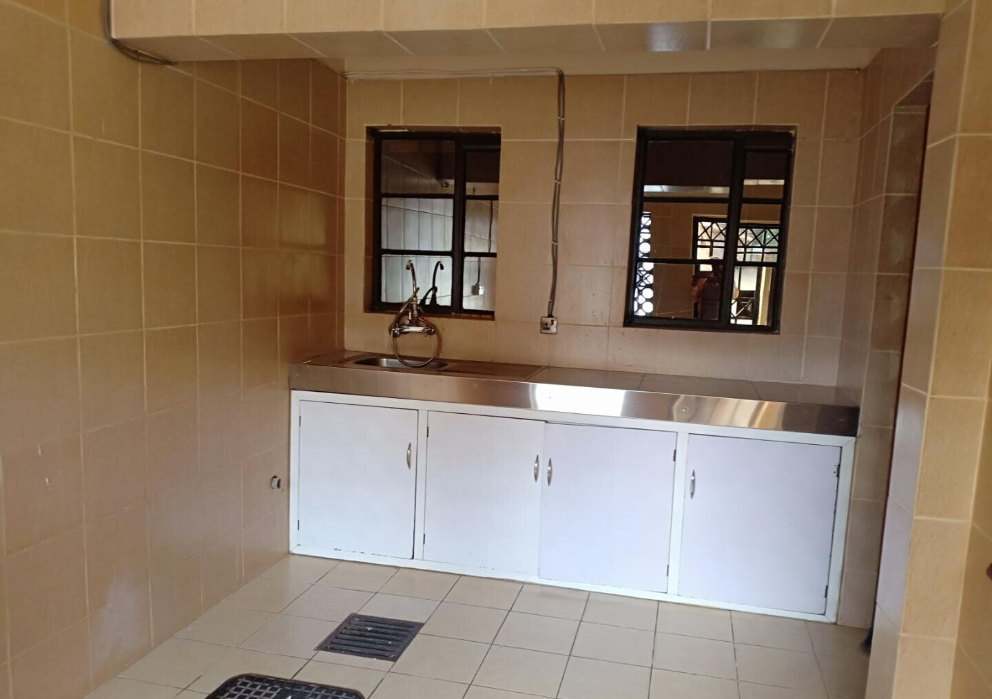 5-Bed Townhouse with Prayer Room & Mature Garden - Lavington