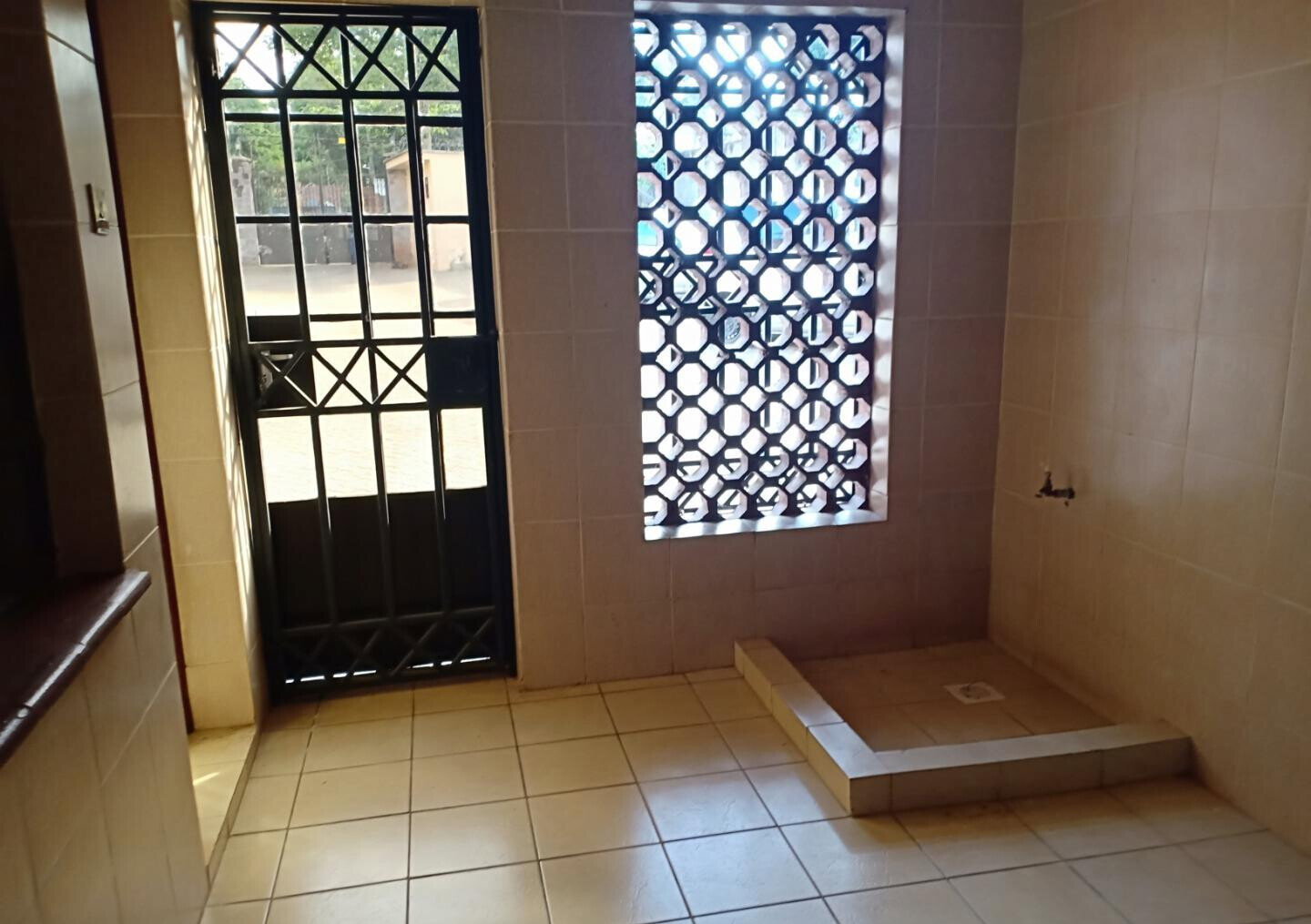 5-Bed Townhouse with Prayer Room & Mature Garden - Lavington