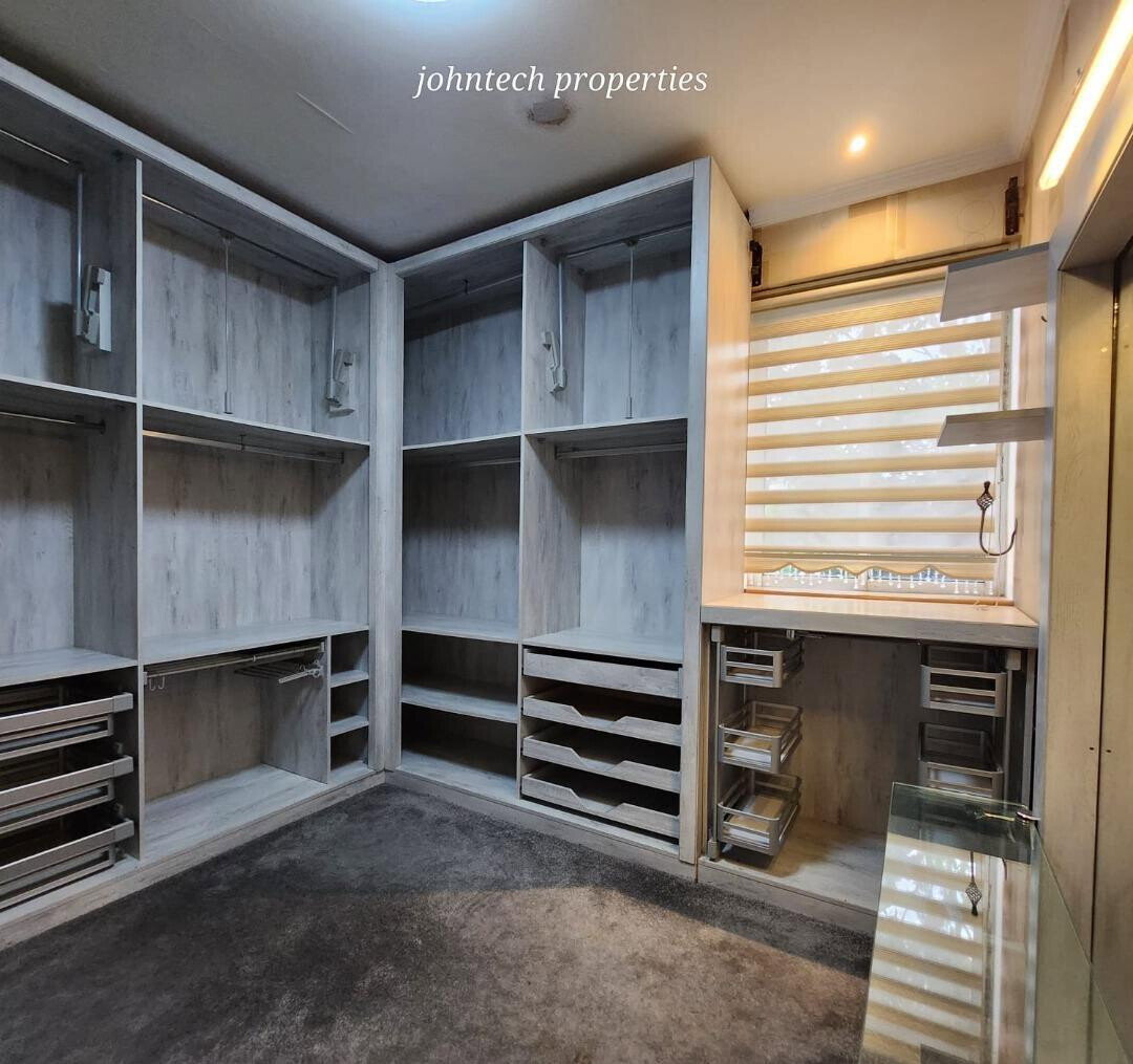 5-Ensuite Townhouse with Gym, Sauna & Shared Pool – Karen