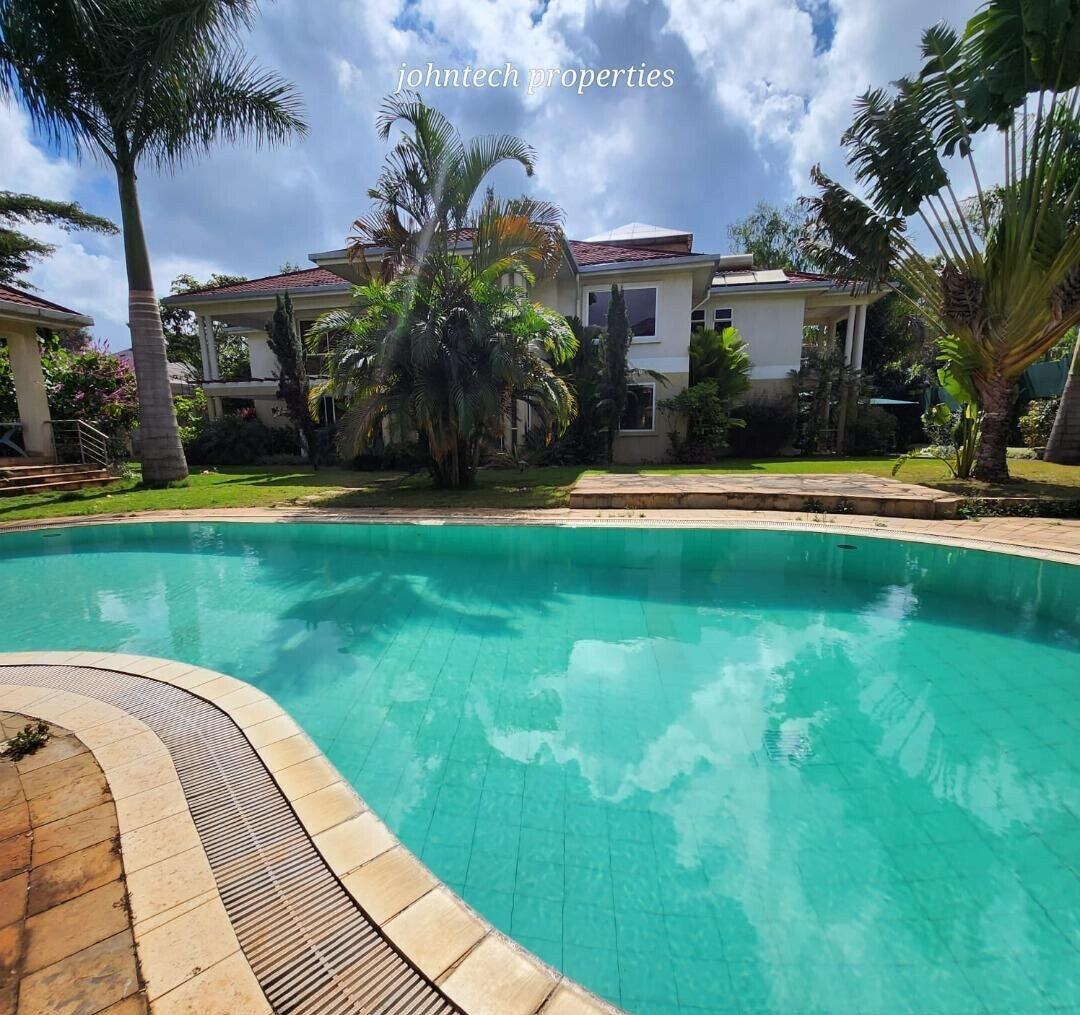 5-Ensuite Townhouse with Gym, Sauna & Shared Pool – Karen