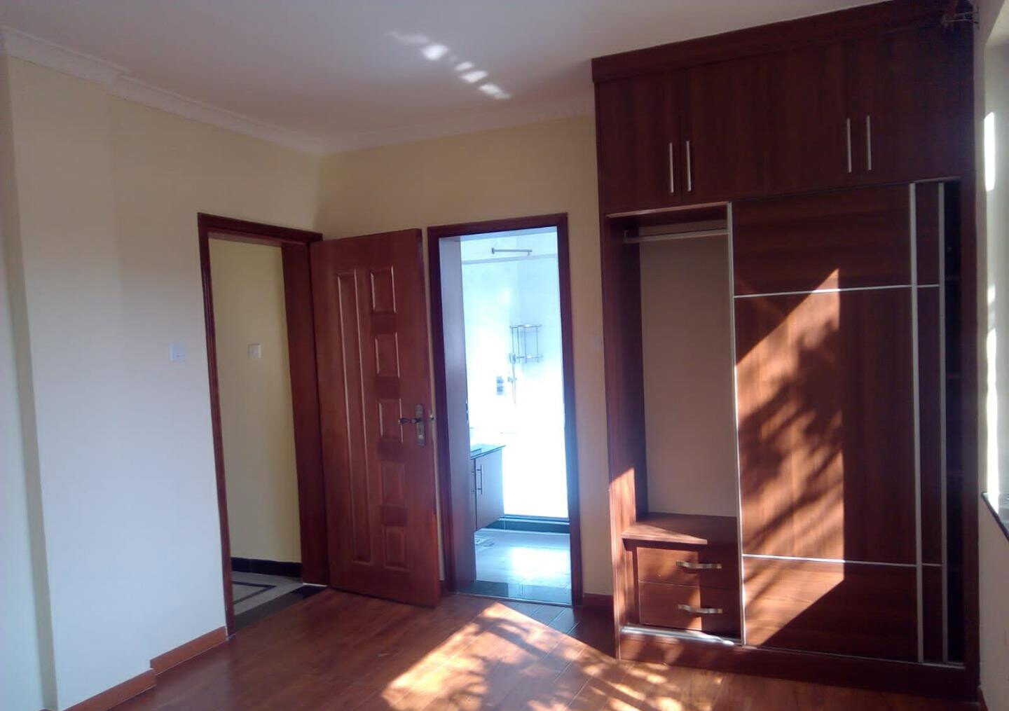 5-Ensuite Townhouse with Cooker & Oven, Private Garden - Lavington