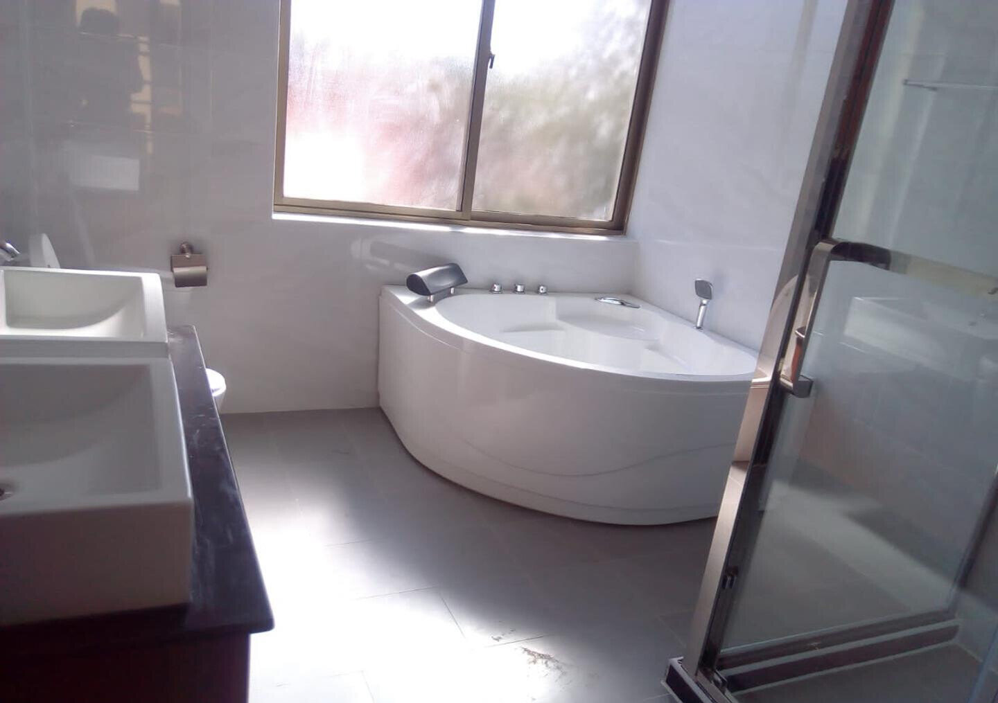5-Ensuite Townhouse with Cooker & Oven, Private Garden - Lavington