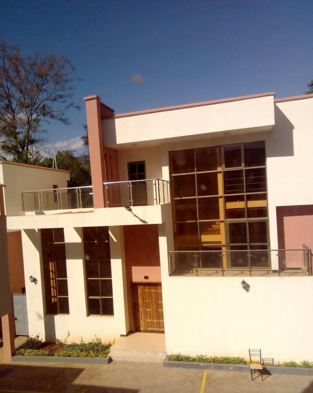 5-Ensuite Townhouse with Cooker & Oven, Private Garden - Lavington