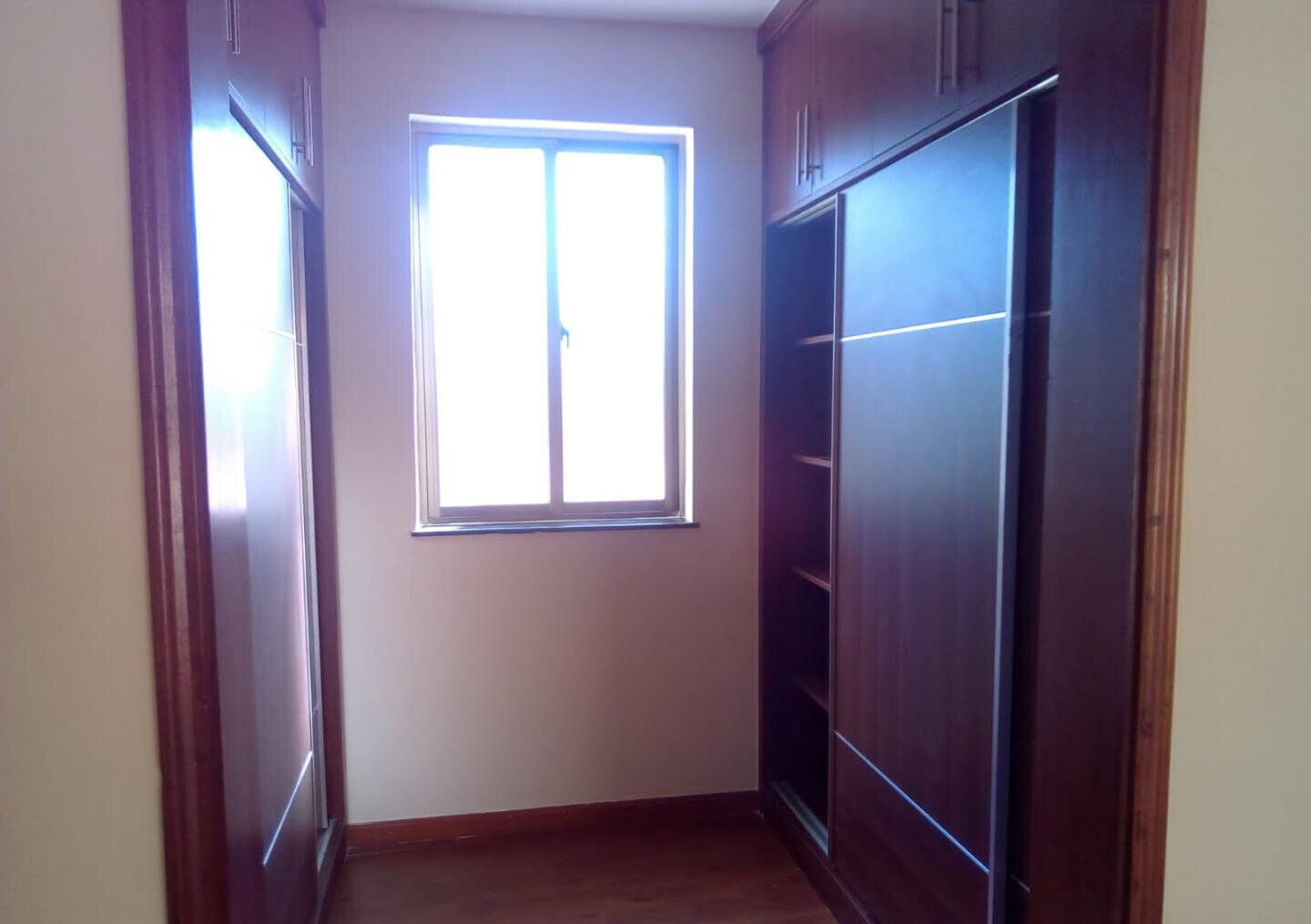 5-Ensuite Townhouse with Cooker & Oven, Private Garden - Lavington