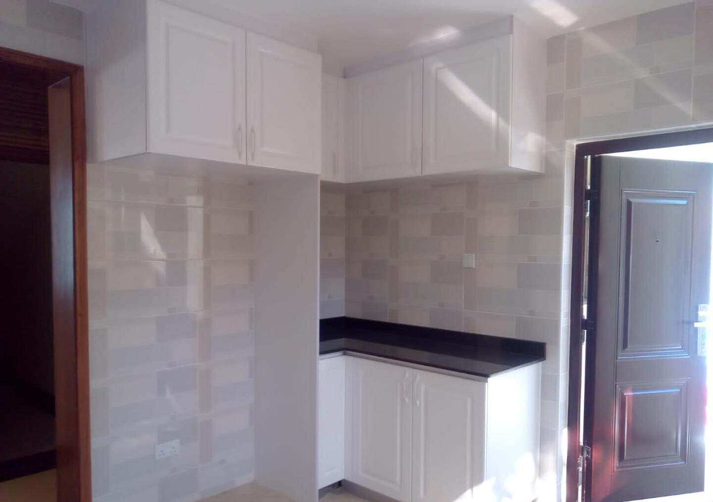 5-Ensuite Townhouse with Cooker & Oven, Private Garden - Lavington