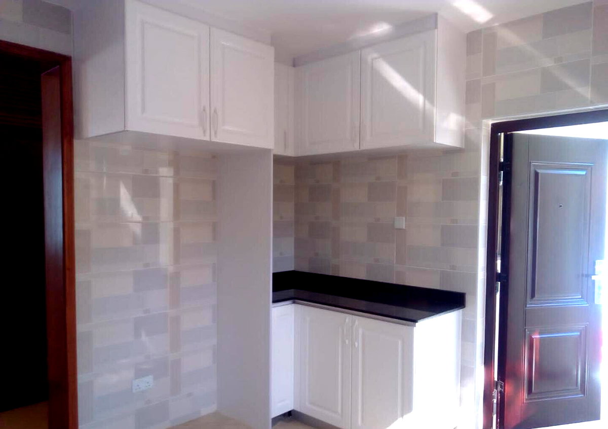 5-Ensuite Townhouse with Cooker & Oven, Private Garden - Lavington