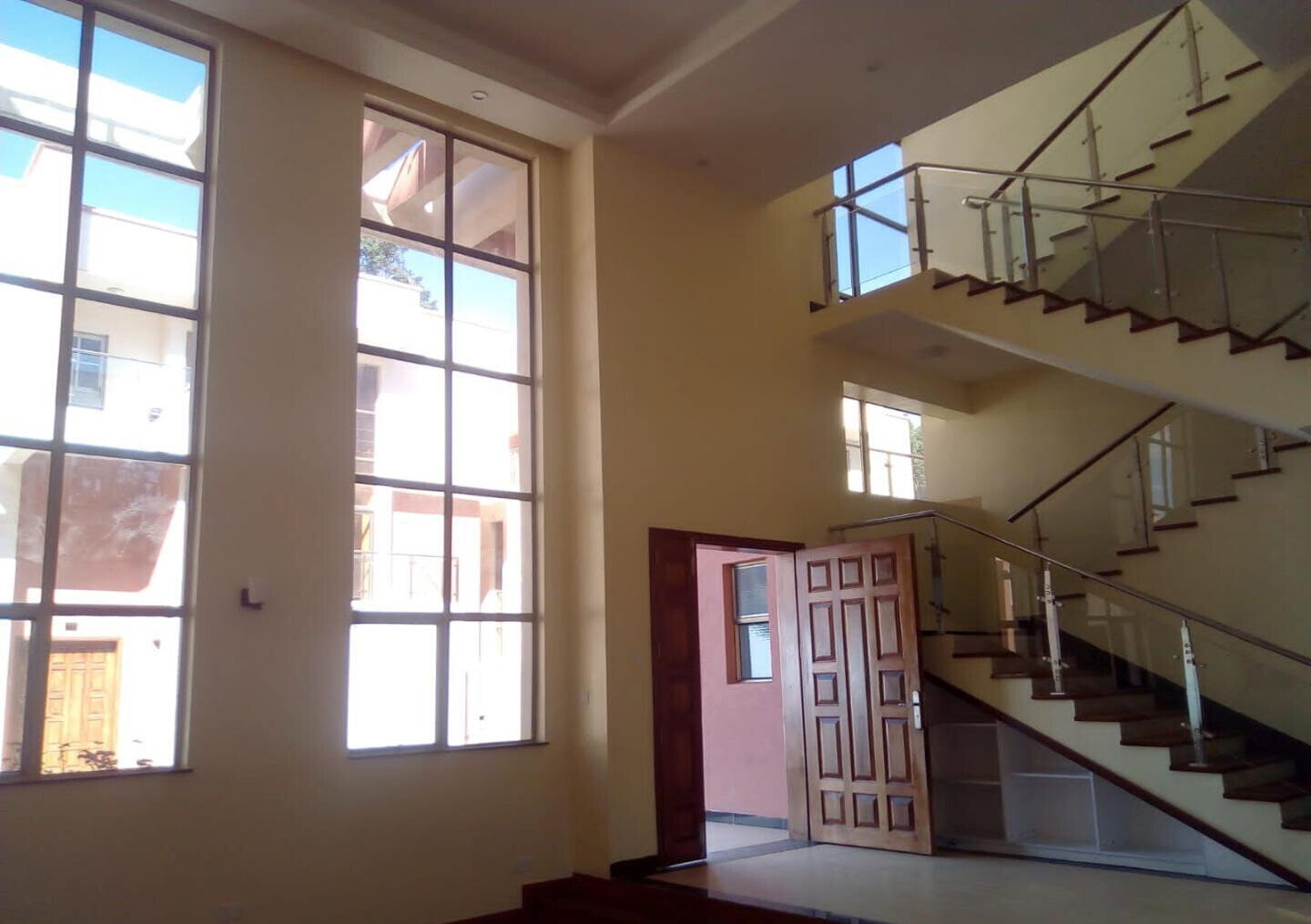 5-Ensuite Townhouse with Cooker & Oven, Private Garden - Lavington
