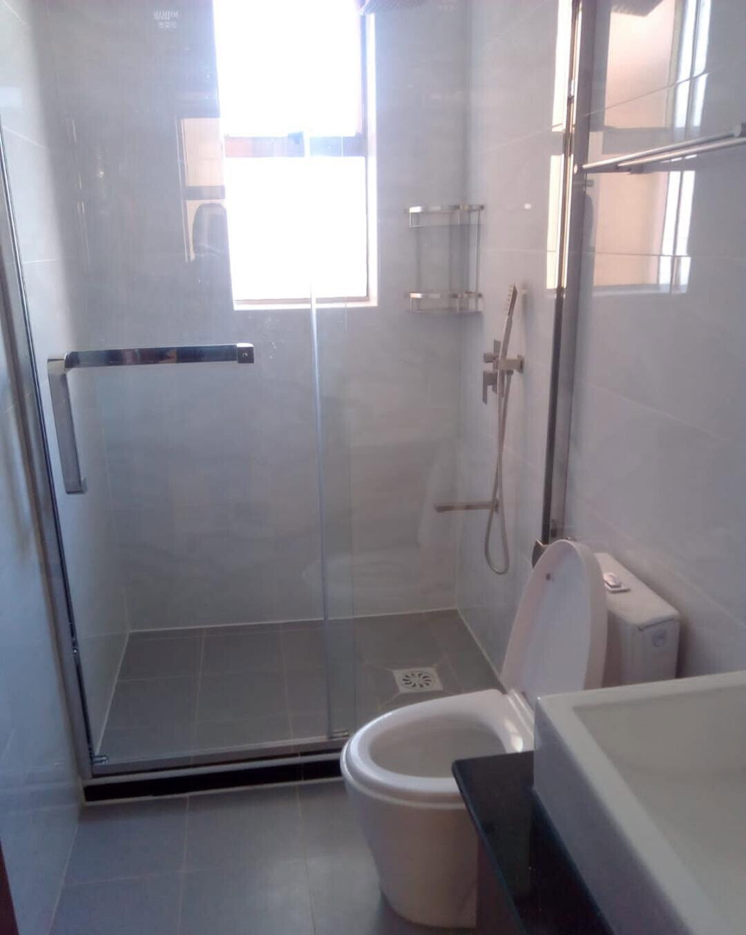 5-Ensuite Townhouse with Cooker & Oven, Private Garden - Lavington